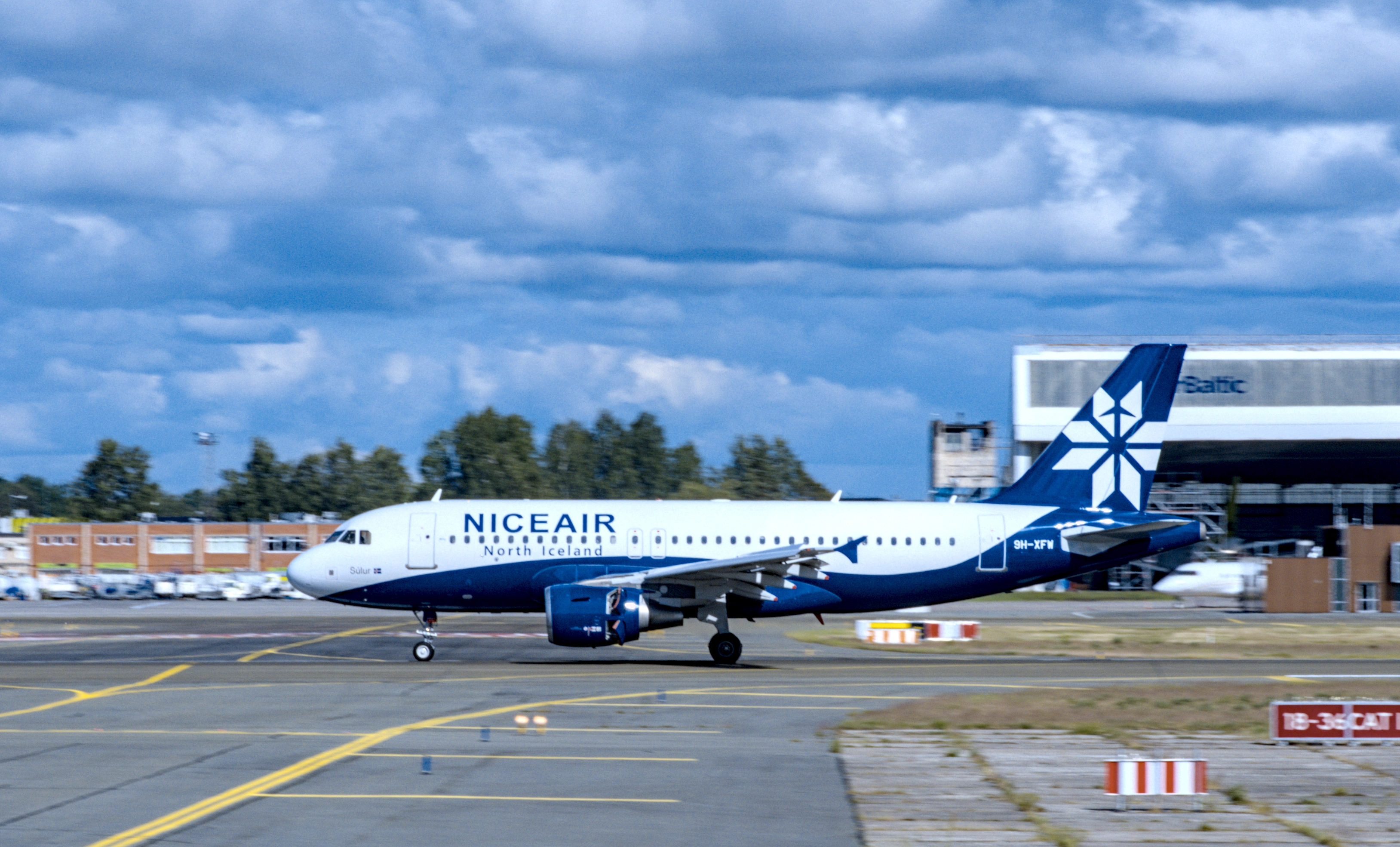 HiFly Malta Airbus A319-112 9H-XFW