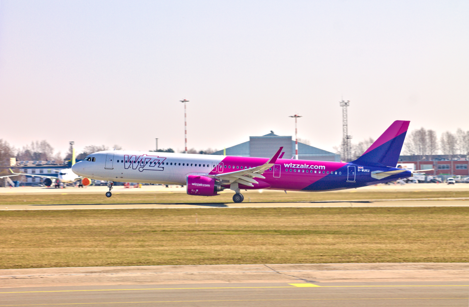 Wizzair Airbus A321 G-WUKU